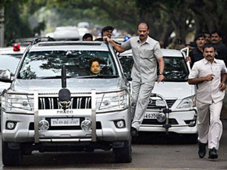 ஜெ.க்கு வழங்கப்பட்ட இசெட் பிளஸ் பாதுகாப்பு விலக்கப்பட்டது..போயஸ் இல்லத்தில் மட்டும் போலீஸ் குவிப்பு