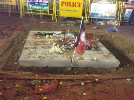 ஜெயலலிதா நினைவிடத்தில் இளம்பெண் மீது மின்சாரம் பாய்ந்ததால் பெரும் பரபரப்பு !