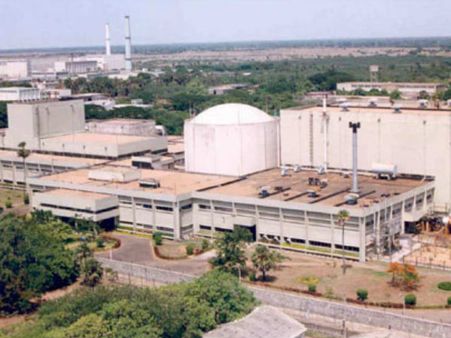 வர்தா புயல் தாக்குதல் எதிரொலி: கல்பாக்கம் அணுமின் நிலைய மின் உற்பத்தி நிறுத்தம்