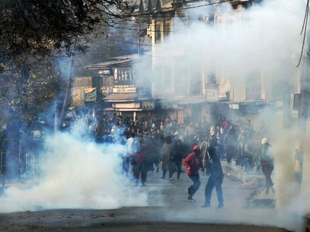 காஷ்மீரில் கடும் துப்பாக்கி சண்டை.. 2 தீவிரவாதிகள் தப்பி ஓட்டம்