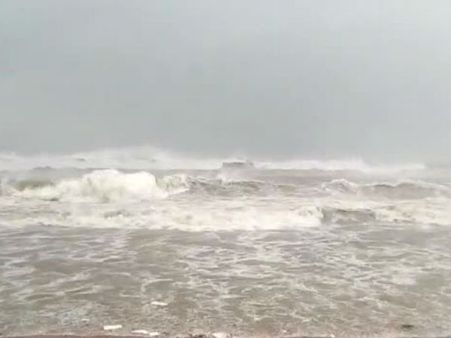 வர்தா புயலால் ஆக்ரோஷமாக பொங்கும் கடல் அலைகள்- வீடியோ