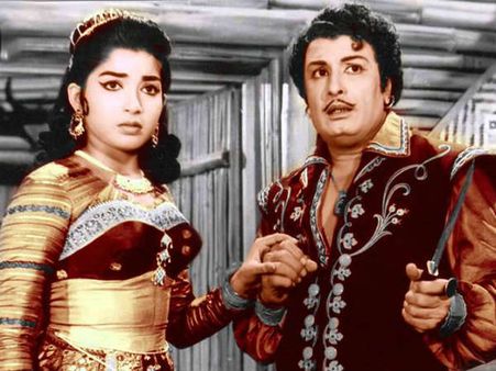 ஆயிரத்தில் ஒருவனில் தொடங்கி மெரீனா சமாதி வரை... : எம்.ஜி.ஆரை பிரியாத ஜெயலலிதா