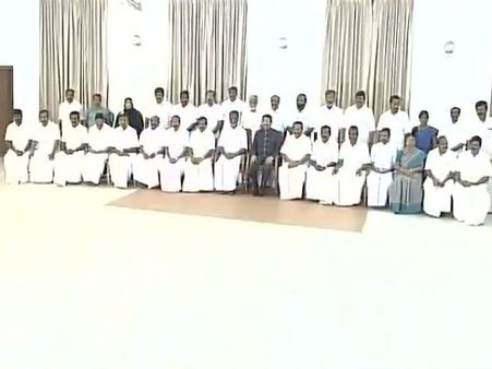 தமிழகத்தின் புதிய அமைச்சரவை.. அதே பன்னீர் செல்வம், அதே அமைச்சர்கள், அதே இலாகாக்கள்