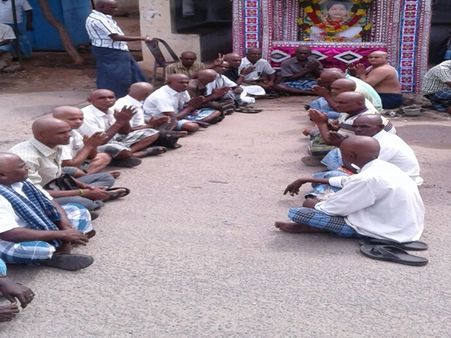 ஜெயலலிதா மறைவுக்கு மொட்டை அடித்து அஞ்சலி செலுத்திய தேமுதிக பிரமுகர்