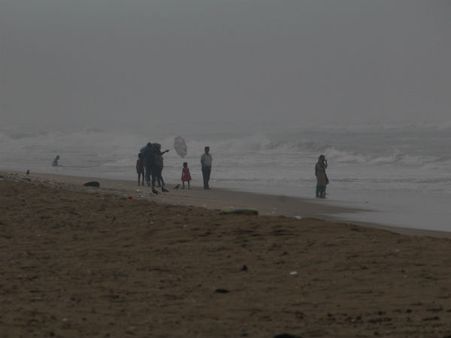 அந்தப் பக்கம் நாடா.. இந்தப் பக்கம் நாம விளையாடலாம் வாடா.. மெரீனாவில் குழந்தைகளோடு குதூகலித்த மக்கள்!