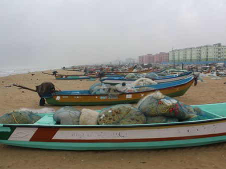 அச்சுறுத்தும் ''நாடா'' புயல்.. கடலுக்குள் செல்லாமல் ஒதுங்கி ஓய்வெடுத்த மீனவர்கள்