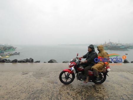 நெருங்கி வந்த நாடா... வெளுக்காமல் தாலாட்டிய மழை... குளிர்ந்த சென்னை... நனைந்து அனுபவித்த மக்கள்!