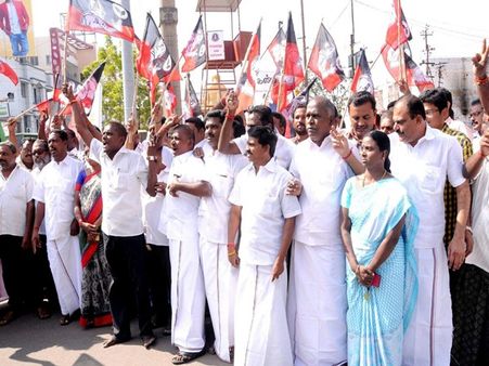 அதிமுக பொதுச்செயலாளராக சசிகலா நியமனம்... எதிர்ப்பு தெரிவித்து தொண்டர்கள் சாலை மறியல் !