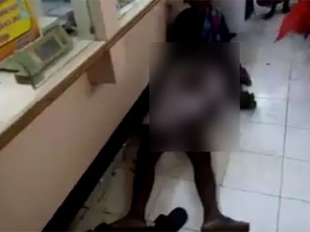 பணம் எடுக்க வங்கிக்கு வந்த விவசாயி திடீர் மரணம்... சடலத்துடன் கதறி அழும் மனைவி... வைரலாகும் வீடியோ!