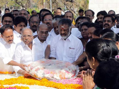 எம் ஜி ஆர் 29வது ஆண்டு நினைவு நாள்: ஜெயலலிதா இல்லாத முதல் நினைவஞ்சலி- ஓபிஎஸ் மரியாதை