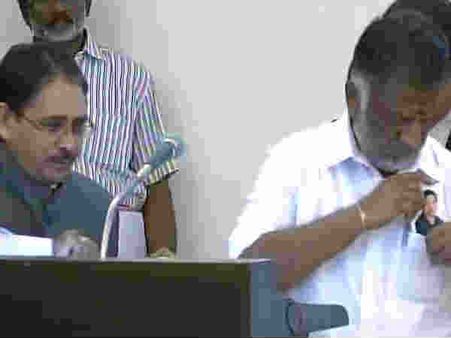 தமிழகத்தின் புதிய முதல்வராக ஓ பன்னீர்செல்வம் பதவியேற்றார்! 31 அமைச்சர்களும் பதவியேற்பு!!
