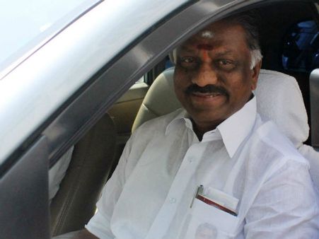 டெல்லி விசிட்டுப் பின் போயஸ் கார்டனுக்கு போகாத ஓபிஎஸ்- மன்னார்குடி 'கேங்' ஷாக்!