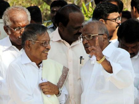 காட்சிக்கு வந்தார் பண்ருட்டி ராமச்சந்திரன்.. சசிகலாவுடன் சமரசம்?