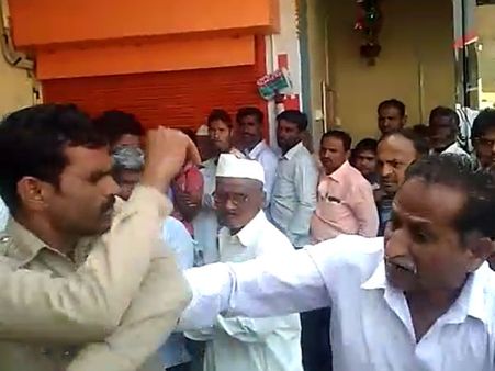 ஏடிஎம் வரிசையில் நின்ற முன்னாள் ராணுவ வீரரை அறைந்த போலீஸ்காரர்.. வைரல் வீடியோவால் சஸ்பெண்ட்