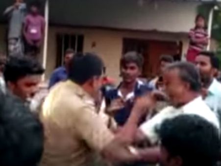 சேலத்தில் விபத்தில் சிக்கி வாலிபர் மரணம்- போலீசை தாக்கி வாகனத்தை தீ வைத்து எரித்த மக்கள்