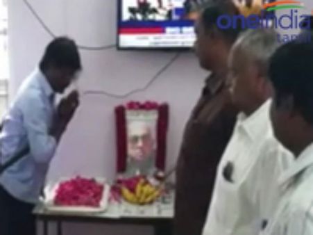 சோ படத்திற்கு மலர் தூவி அஞ்சலி செலுத்திய புதுச்சேரி செய்தியாளர்கள்- வீடியோ