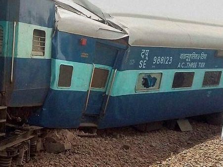 திருவாரூர் அருகே ரயில் தடம்புரண்டது.. 10 பேர் காயம்!