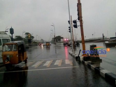 சென்னையில் மழையுடன் பேய்காற்று வீசுவதால் மக்கள் அச்சம்- போக்குவரத்து நெரிசல்