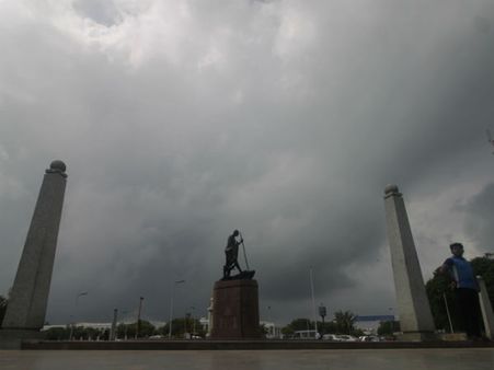 தமிழகத்தில் பல மாவட்டங்களில் கன மழை- சென்னையில் லேசான சாரல்