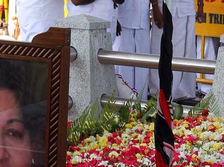 ஜெயலலிதா நினைவிடத்தில் 5000 ரஜினி ரசிகர்கள் அஞ்சலி- ரஜினி அரசியலுக்கு வர கோரிக்கை