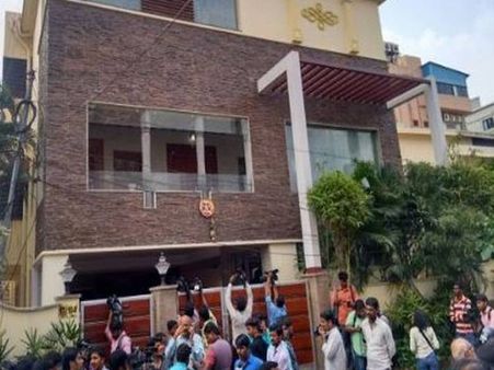 விடிய விடிய தொடரும் சோதனை.. ராம மோகன ராவ் உதவியாளர்களிடம் தீவிர விசாரணை