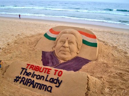 இரும்புப் பெண்மணிக்கு மணல் சிற்பம் மூலம் அஞ்சலி செலுத்திய சிற்ப கலைஞர்