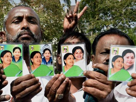 கெத்து காட்ட சசிகலா போட்டோ.. அதிமுக ஆபிஸ் பெட்டிக் கடையில் அமோக விற்பனை