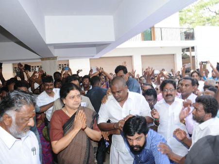 ராப்ரி தேவிக்கு பின் 'மைக்' பிடித்து பேசாமலேயே அரசியலில் குதித்த சசிகலா!