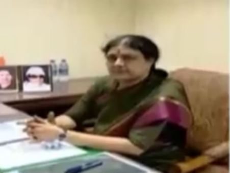 'அம்மாவாகிய சின்னம்மா..' ஜெயலலிதாவின் கார், இருக்கையை பயன்படுத்திய சசிகலா!