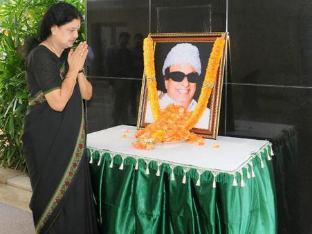 அதிமுக நிறுவனர் எம்.ஜி.ஆருக்கு... நினைவிடத்திற்கு வராமல் வீட்டிலேயே அஞ்சலி செலுத்திய சசிகலா!