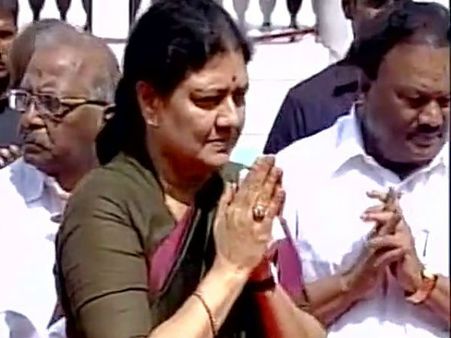 சசிகலா பொதுச்செயலரான அதே நேரத்தில் பேராவூரணி அதிமுகவினர் 'எதிர்ப்பு' அபிஷேகம்!