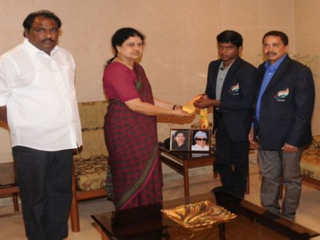 சசிகலாவை சந்தித்து ஆசி பெற்ற தங்கமகன் மாரியப்பன்... ஜெ. படம் முன் பதக்கம் வைத்து வணங்கினார்