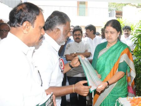 எதிரில் உள்ளது ஏகப்பட்ட சவால்கள்.. தாக்குப்பிடிப்பாரா சசிகலா?