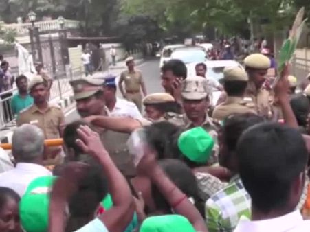 சசிகலா தலைமையை ஏற்க மாட்டோம்.. அதிமுக தொண்டர்கள் போராட்டம்- வீடியோ