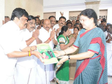 நீடிக்கும் அதிமுக ஆட்சியும்.. சசியை ஆதரிக்கும் அதிமுக நிர்வாகிகளும்.. காரணம் ஜஸ்ட் 2 தான்!