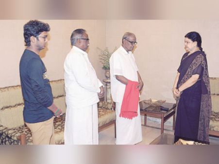 'அரசியல்வாதி' சசிகலாவுக்கு பின்னால் மக்கள் சக்தி இருக்கிறது: தா. பாண்டியன்