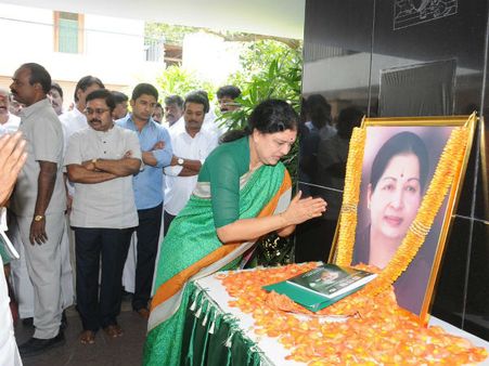 அதிமுக பொதுச் செயலாளராக நாளை பதவி ஏற்கிறார் சசிகலா! எம்.ஜி.ஆர், ஜெயலலிதா சமாதிகளில் இன்று அஞ்சலி