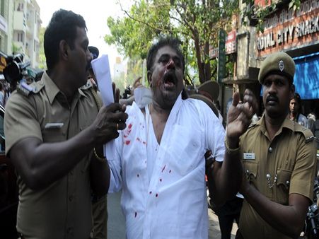 அதிமுக தலைமை அலுவலகத்தில் அத்துமீறி நுழைந்ததாக சசிகலா புஷ்பா கணவர் உள்பட 50 பேர் மீது வழக்குப்பதிவு