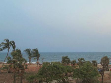 வர்தா புயல்: புதுச்சேரியில் கடற்கரை விடுதிகளில் இருந்து சுற்றுலா பயணிகள் வெளியேற உத்தரவு