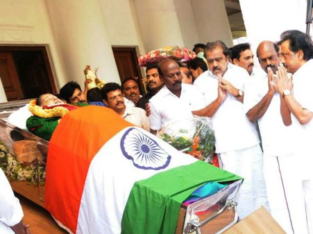 ஜெ. உடலுக்கு ஆளுநர் வித்யாசாகர் ராவ், ஸ்டாலின் உள்ளிட்டோர் நேரில் அஞ்சலி- வீடியோ