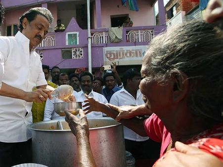 புயல் பாதித்த பகுதிகளை 3வது நாளாக நேரில் பார்வையிட்ட ஸ்டாலின்.. உணவு, உடைகள் வழங்கினார்