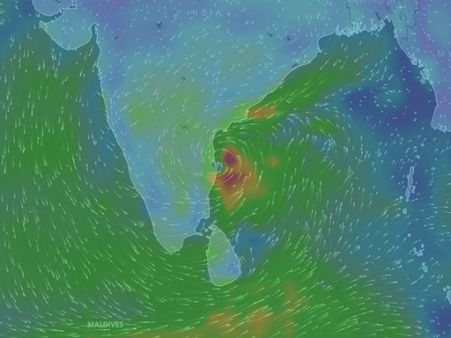 சுழற்றி சுழற்றி அடிக்கும் பேய்க்காற்று: வீடியோ#CycloneVardah