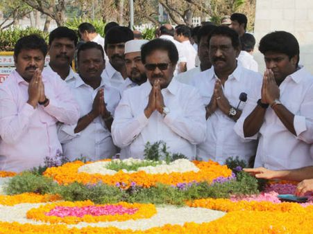 எம்.ஜி.ஆர். நினைவிடத்தில் அஞ்சலி செலுத்திய திருநாவுக்கரசர்... தப்பில்லை என்கிறார் குஷ்பு