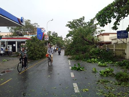 புயல் கரையை கடந்தும் வலுவிழக்காமல் அடம்பிடிக்கிறது வர்தா புயல் - வானிலை ஆய்வு மையம்