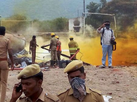 திருச்சி தொழிற்சாலை விபத்தில் 19 பேர் பலி - சிதறிய பாகங்களை கண்டு கதறிய உறவினர்கள்