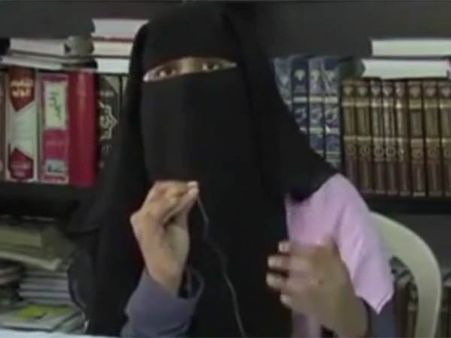 சாக விடுங்கள்.. முத்தலாக்கை எதிர்த்து தலைமை நீதிபதிக்கு முஸ்லிம் பெண் ரத்தத்தில் கடிதம்!