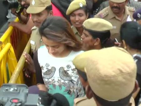 ஜெ. மரணம் ஈடுசெய்ய முடியாத இழப்பு.. நினைவிடத்தில் அஞ்சலி செலுத்திய திரிஷா உருக்கம்- வீடியோ