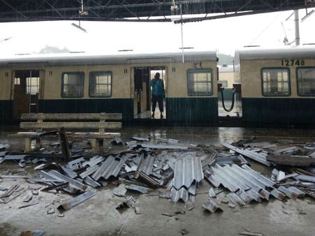 சுழற்றியடிக்கும் காற்றில் பறந்த சென்னை கடற்கரை ரயில் நிலைய கூரை #CycloneVardah