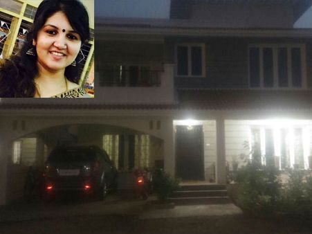 திருப்பூர் வர்ஷா வீட்டில் லட்சக்கணக்கில் பணம்... குப்பையில் எரிந்து கிடந்த ஆவணங்களால் பரபரப்பு