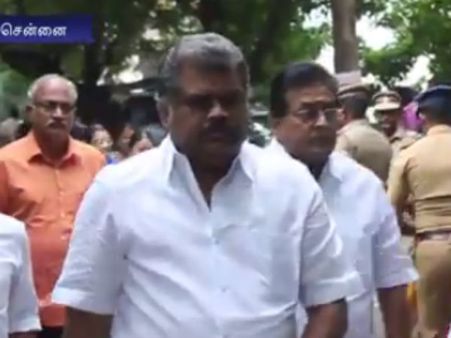 மறைந்த அரசியல் ஆலோசகர் சோ உடலுக்கு திருமா, வாசன் நேரில் அஞ்சலி- வீடியோ